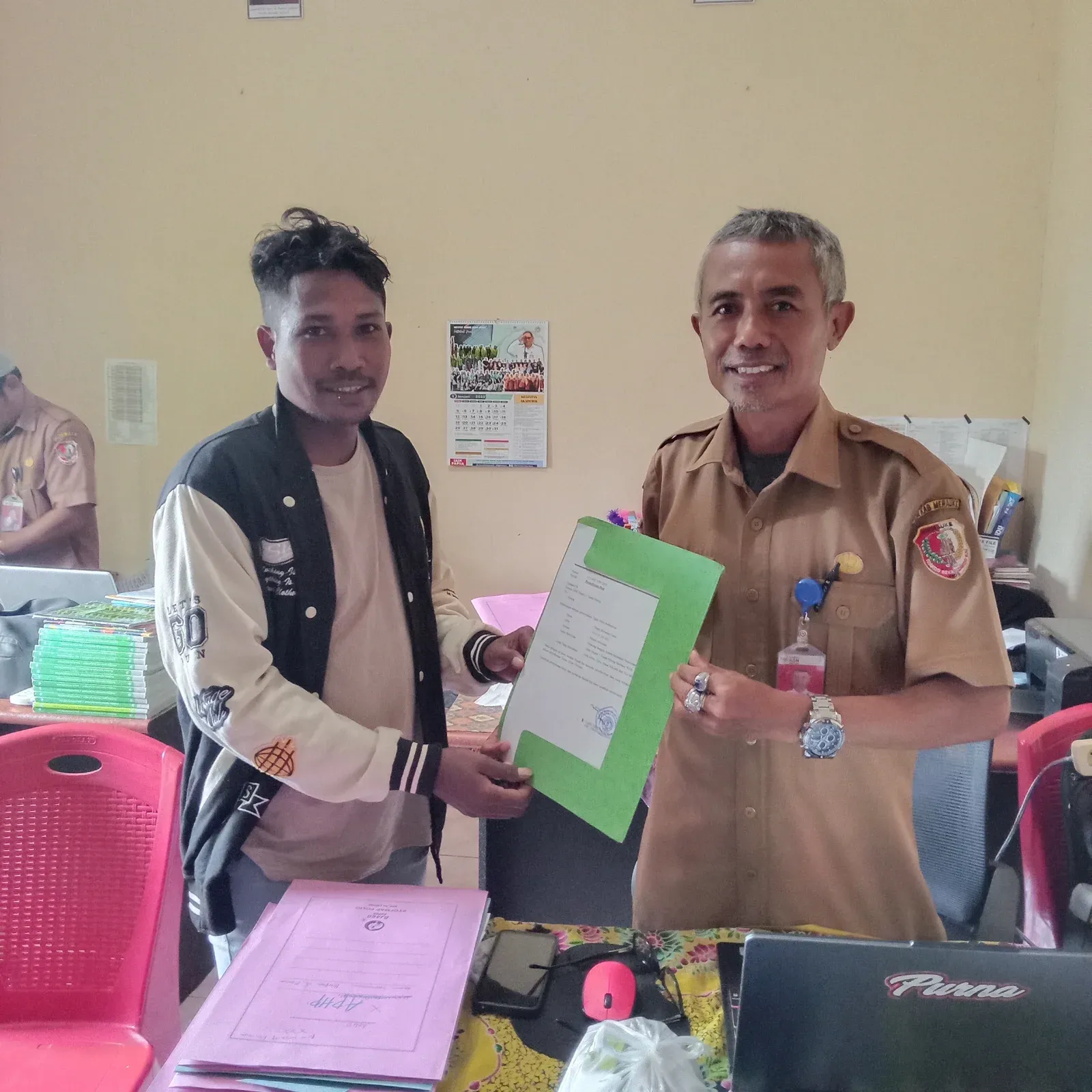 foto penyerahan surat penelitian ke pihak smk negeri 5 tanah miring